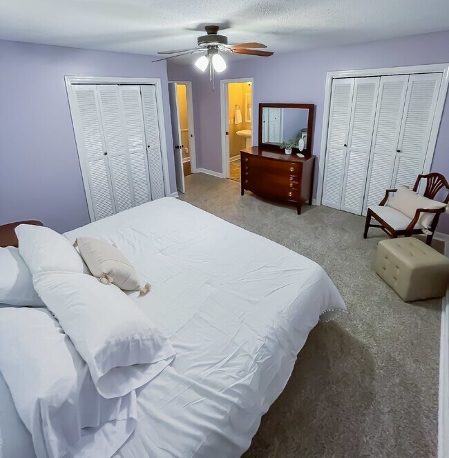 Building Photo - Spacious Stay for Crews | 4BR + Parking + ...