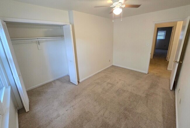 Building Photo - SPACIOUS 4 BED/2.5 TOWNHOME IN GREAT NECK!...