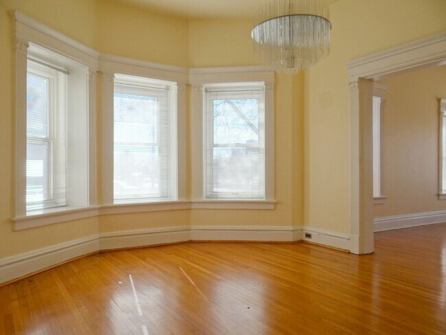 Building Photo - Charming 3 BD/2 BATH right across the stre...