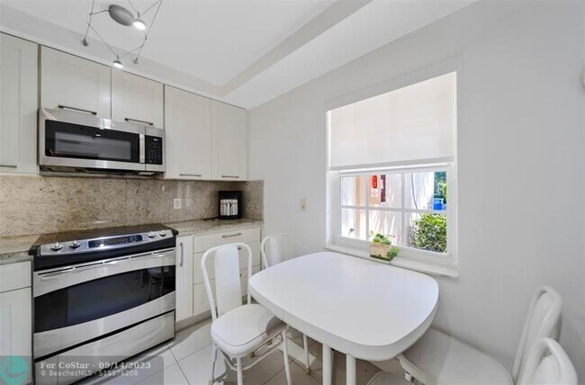 Building Photo - 3611 Oaks Clubhouse Dr