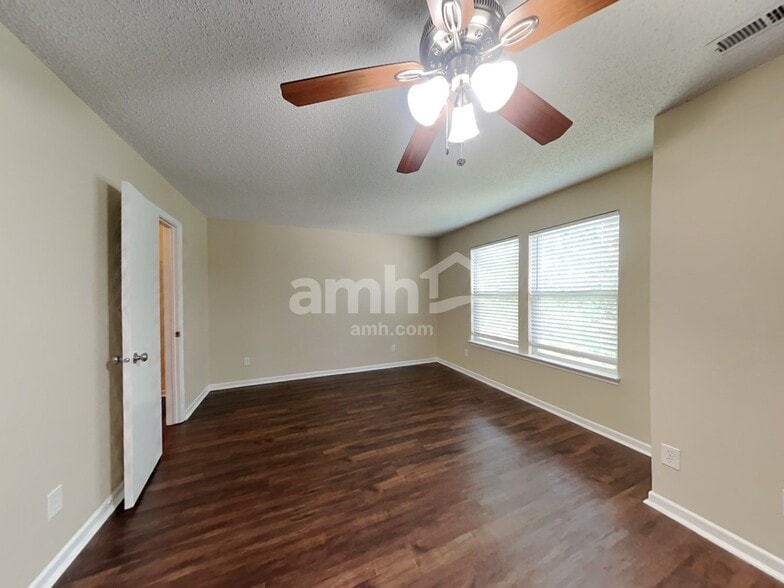 Building Photo - 2185 Shadowbrook Dr