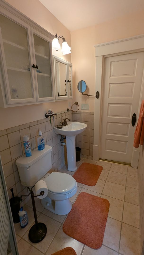Building Photo - Welcome to this fully furnished 3-bedroom, 1.5-bath home in Massillon