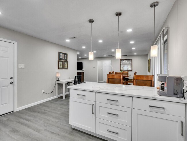 Building Photo - 705 Littlewood