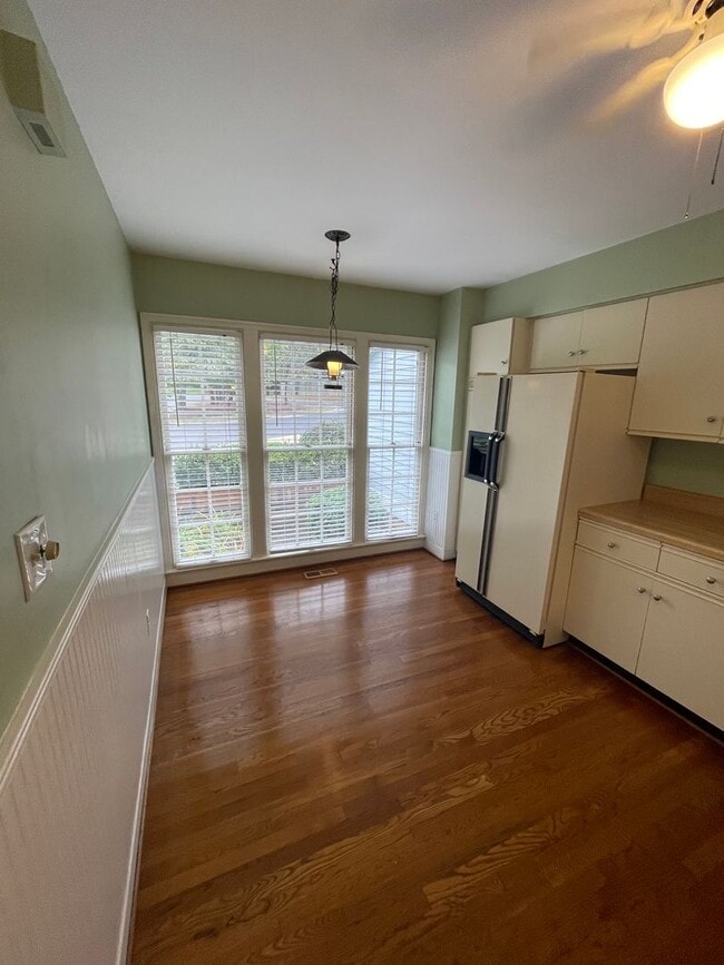 Building Photo - Large 2 Bedroom, 2.5 Bath Townhouse - Autu...