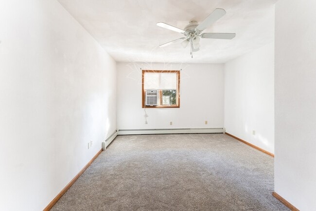 Building Photo - 621 N Rogers Ave