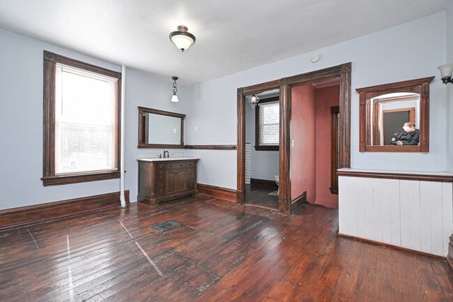 Building Photo - 735 Considine Ave