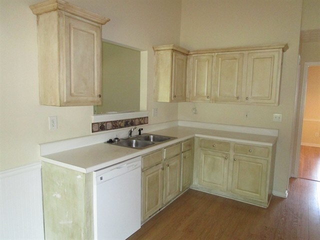 Building Photo - 1632 Mission Park Dr