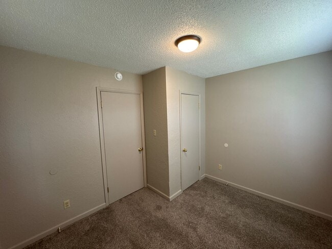 Building Photo - 2 Bedroom 1 Bath Beautiful Inside! $895