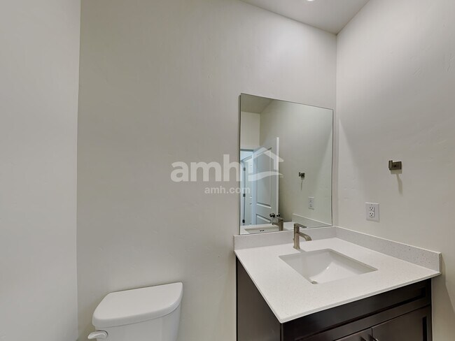 Building Photo - 1317 N Barkvine Ave