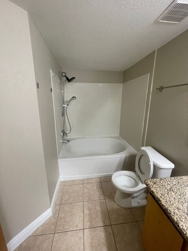 Building Photo - Tuscan Villa one bedroom condo