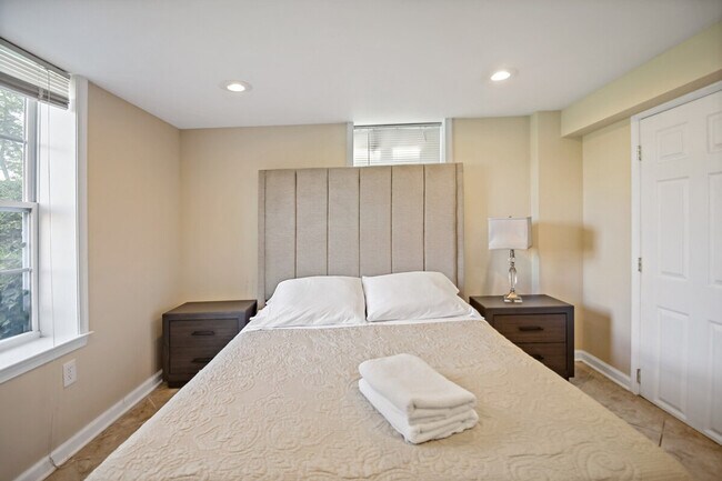 Building Photo - 300 Lawton St