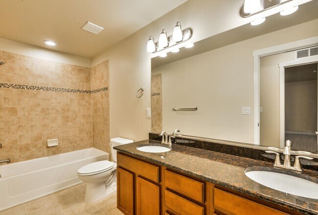 Building Photo - Beautiful 5 bed 3 bath home in the Pelican...