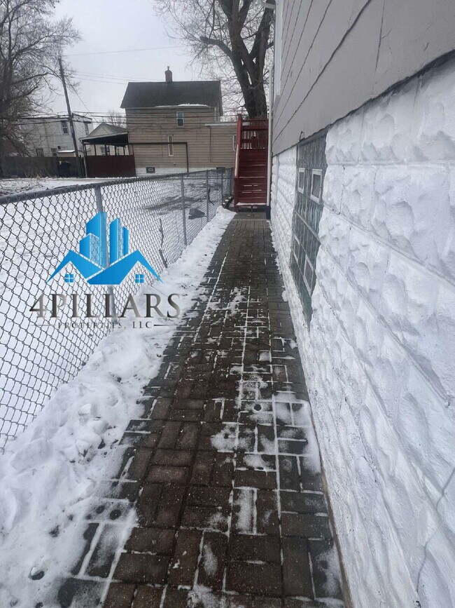 Building Photo - "Cozy 1-Bedroom Duplex Gem on Sohl Avenue - Plenty of Comfort!"