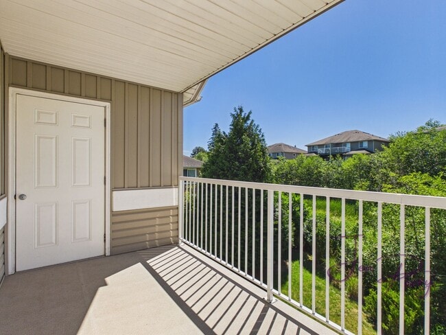 Building Photo - 5747 Fallbrook Ln