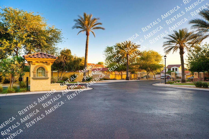 Building Photo - 323 N 76th Pl