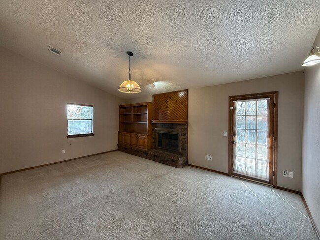Building Photo - Welcome to this charming 3 bedroom, 2 bath...