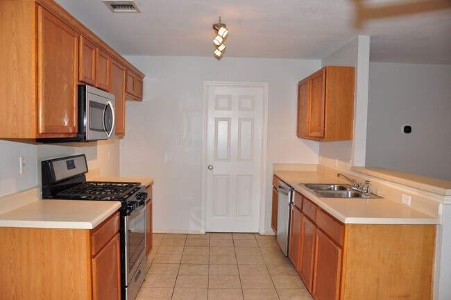 Building Photo - 4 Bedroom 2.5 Bath in Block House Creek