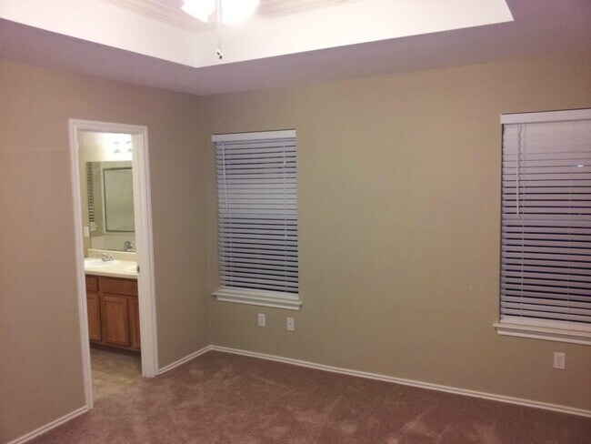 Building Photo - 204 Quail Hollow Dr