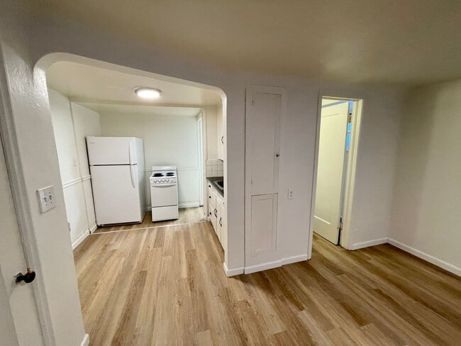 Building Photo - COZY 1BD/1BA LOWER SOUTH HILL APARTMENT | A/C | ON-SITE LAUNDRY | PET FRIENDLY | AVAIL NOW