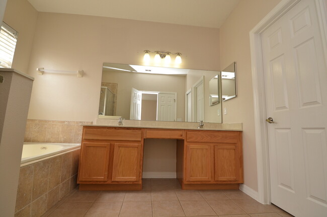 Building Photo - Gorgeous 4/3 Townhome in Oviedo ~ 2.5 Car ...