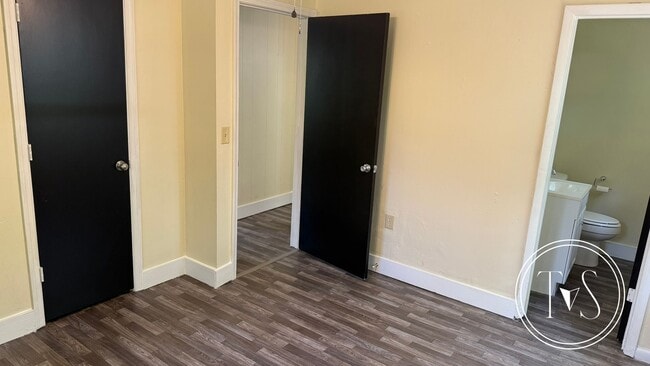 Building Photo - Move-in ready NOW!