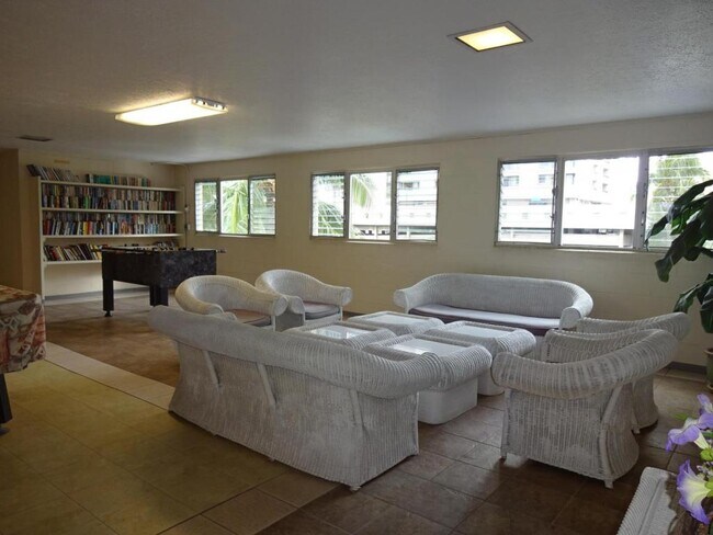 Building Photo - 2211 Ala Wai Blvd