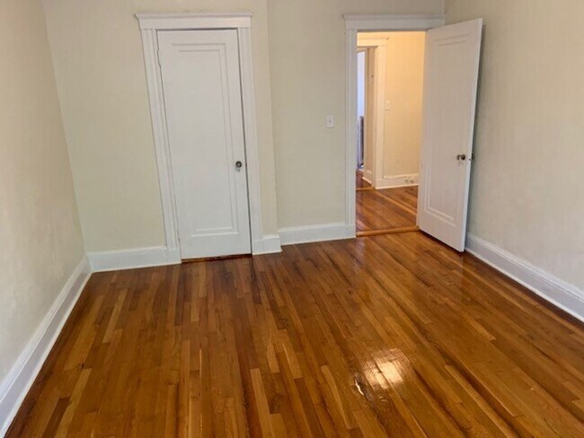 Building Photo - 9/1 NO FEE! Spacious 2BR in elevator building, reno. kitchen