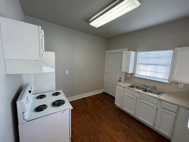 Building Photo - MOVE IN SPECIAL! One Bedroom One Bathroom ...