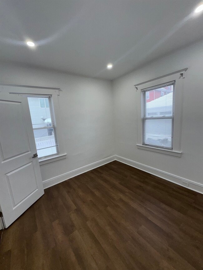 Building Photo - 438 4th St