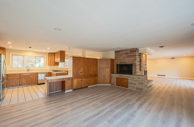Building Photo - 509 Manor Dr