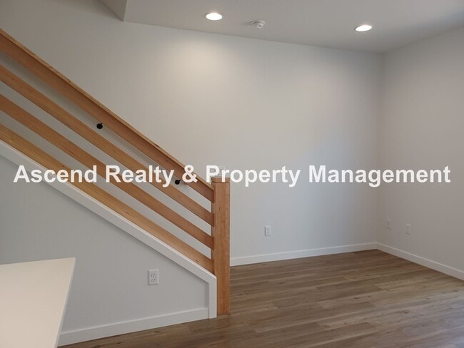 Building Photo - Newer 2 Level Townhome with Patio in Alberta Available August 10 Garbage Included Small Pets OK