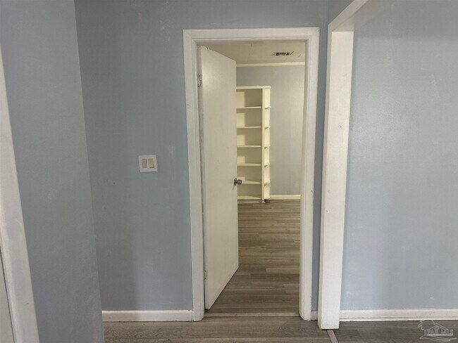 Building Photo - 2833 Bellview Ave
