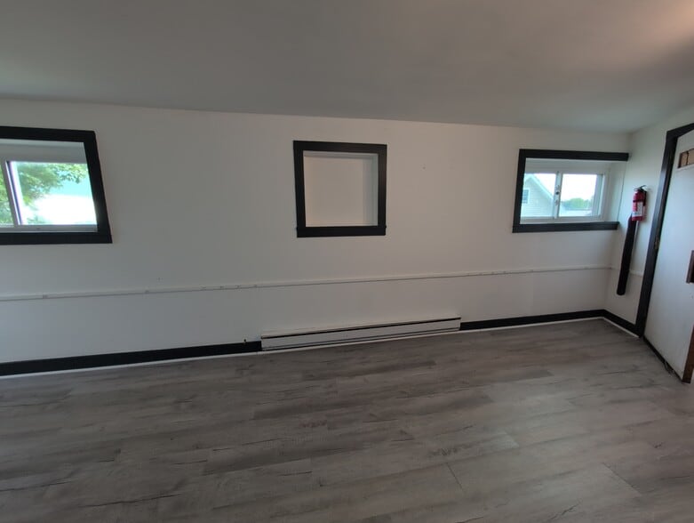 Style E6: studio - 21 Depot St