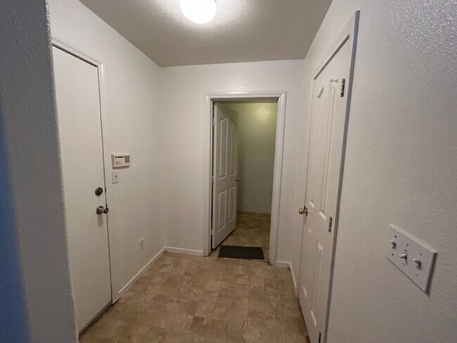 Building Photo - 3 Bed Townhome For Rent in Henderson!