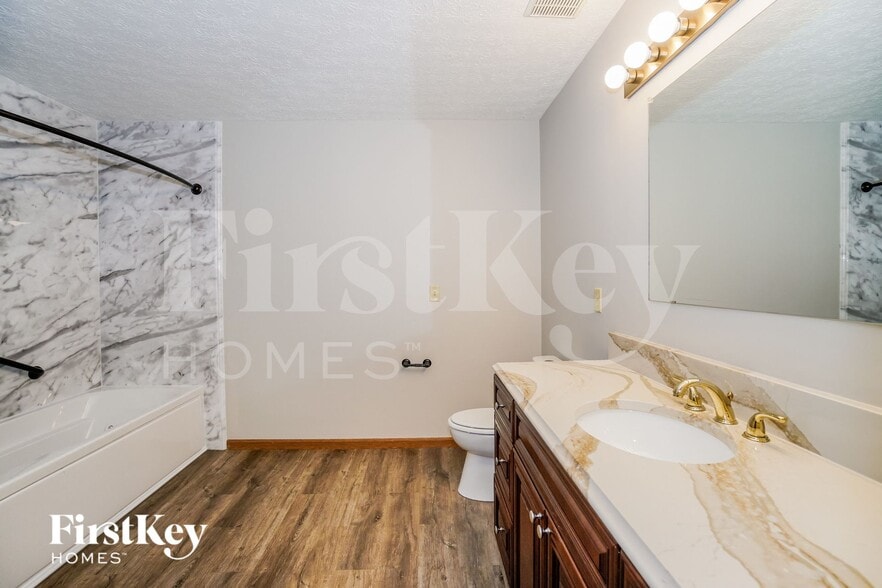 Building Photo - 1558 Royal Oak Dr