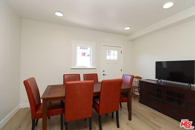 Building Photo - 2739 S Budlong Ave