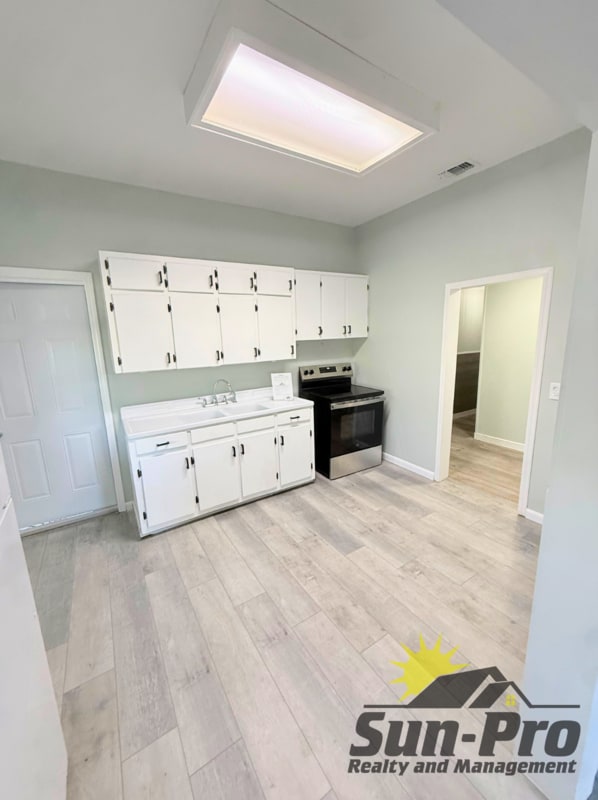 Building Photo - 136 W Pine Bluff St