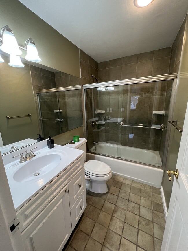 Full bath - 220 Main St