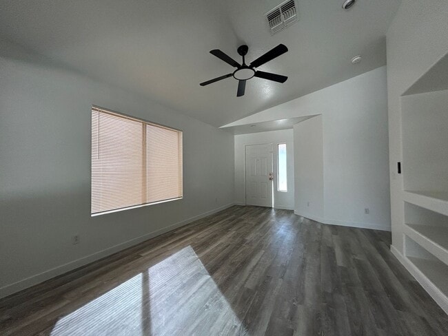 Building Photo - Beautifully Remodeled