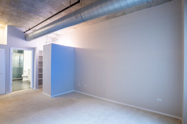 Building Photo - 933 W Van Buren St