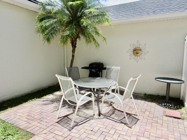 Building Photo - Beautiful 3-Bedroom Townhome with Resort-S...