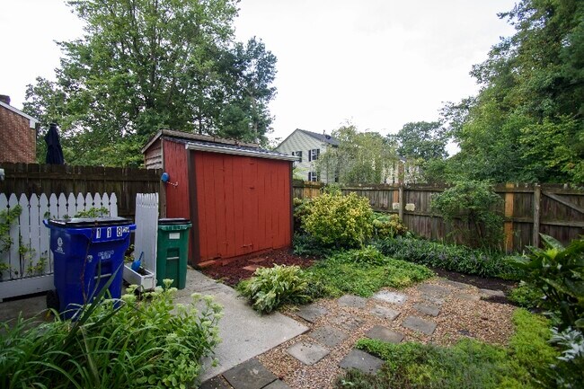 Building Photo - 118 Camelot Ct