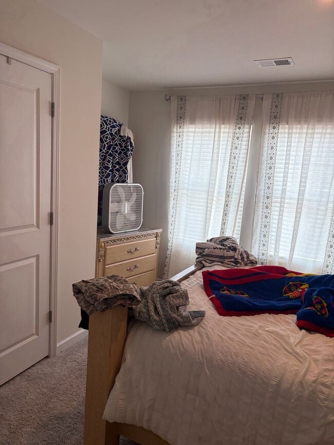 Building Photo - Beautiful Townhome
