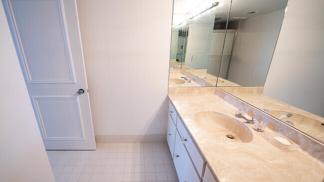 Building Photo - 5540 N Ocean Dr