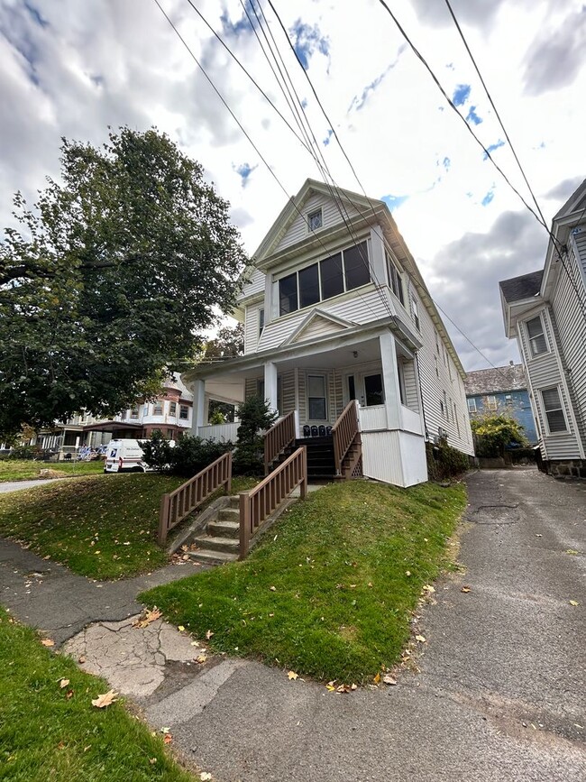 Building Photo - 1 Bedroom, 1 Bathroom with Den on Union St...