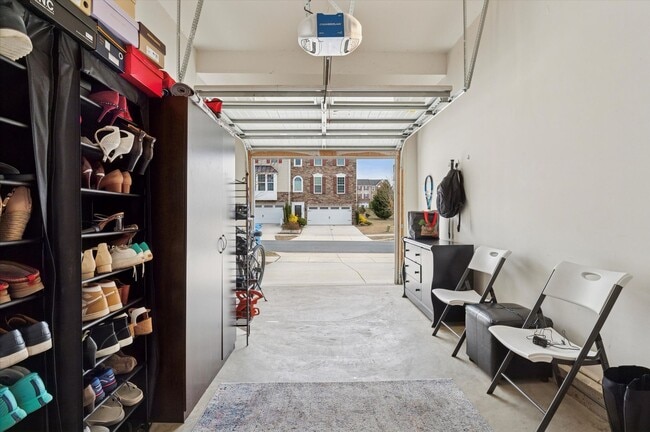 Building Photo - Stunning Town Home in Pike Creek