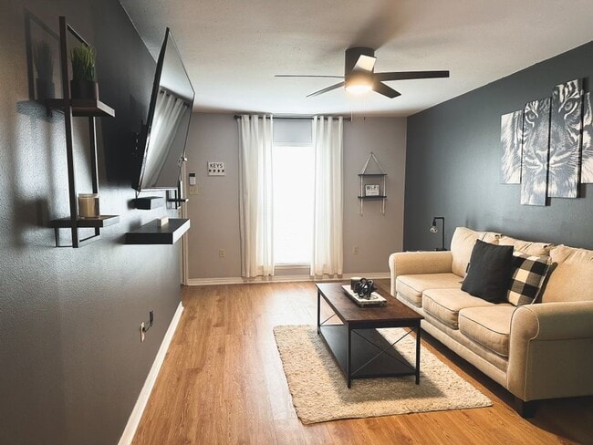 Building Photo - Beautiful 2 bedroom Townhouse!!!!!!!!!!!!
