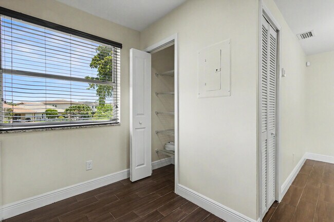 Building Photo - 1250 SW 113th Terrace