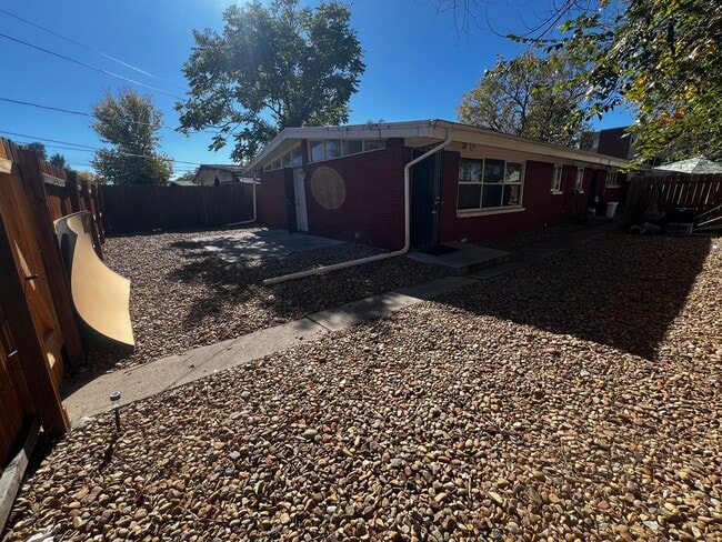 Building Photo - Charming 2 Bedroom, 1 Bathroom Duplex in Aurora