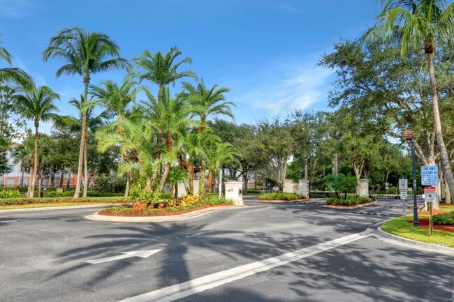 Building Photo - 3205 Myrtlewood Cir E